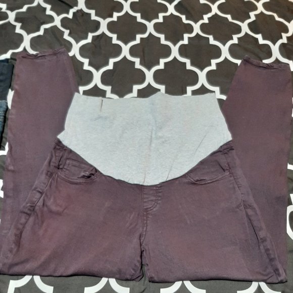 💜3/$15💜 Purple maternity jeans - Picture 3 of 3